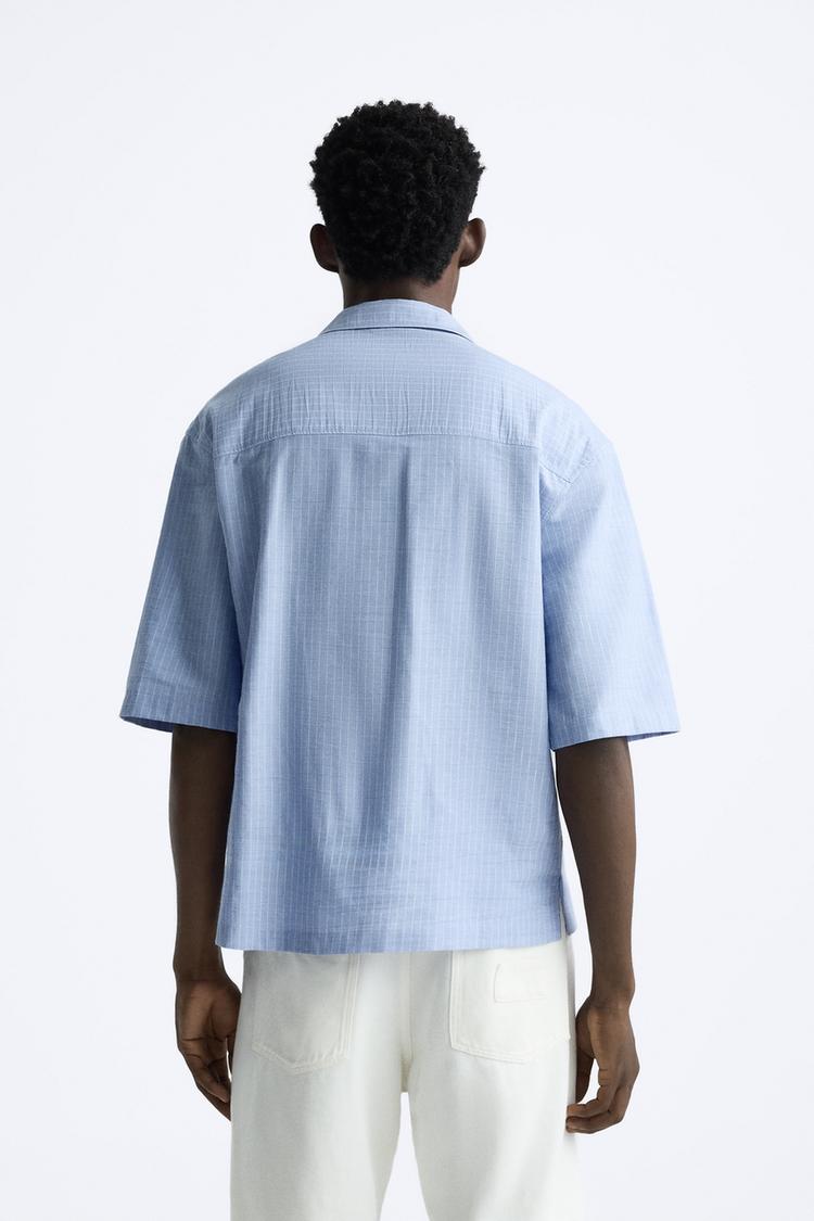 CAMISA LISTRADA COM EFEITO PLEAT